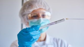   Ce complicații poate da un simplu test pentru coronavirus. Cazul care i-a șocat pe medici