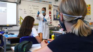 O altă școală din București intră &icirc;n scenariul roșu. Au fost  confirmate 4 cazuri de coronavirus