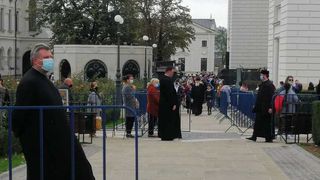 Coadă de zeci de metri la Catedrala Mitropolitană din Iaşi. Oficial al Mitropoliei: Sfinţenia nu este contagioasă