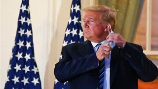 Trump a revenit la Casa Albă. Preşedintele şi-a scos masca sanitară pentru a face fotografii