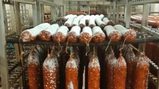 VIDEO - Hoț de salamuri, prins de jandarmi. Bărbatul era în autobuz