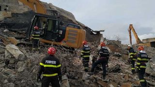 Tragedie &icirc;n județul Neamț! Un bărbat la un pas de moarte, prins sub dăr&acirc;mături