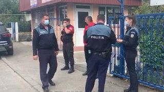 pistol bile liceu elevi