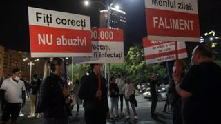 "Meniul zilei: șomaj!". Protest &icirc;n fața Guvernului al angajaților din restaurante și cafenele