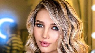 Lora a devenit cunoscută în România în 2004