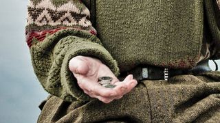 El este cerșetorul care a câștigat 50.000 de euro, după ce un trecător i-a dat un loz de 1 euro