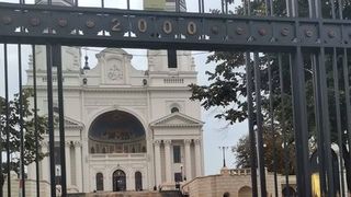 Curtea Mitropoliei din Iași, plină de jandarmi! Credincioșii sunt legitimați. Imagini ireale