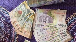 Cât au scăzut într-o lună salariile medii din România