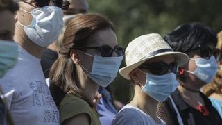 Primul oraș din România care închide toate școlile. Masca obligatorie peste tot în județ