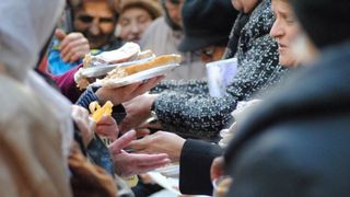 VIDEO - Îngrămădeală la biserică. Preot: Omul face ce simte!