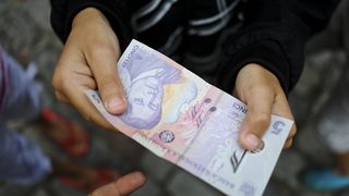 VIDEO - Coronavirus pe telefoane și bancnote. Vești proaste