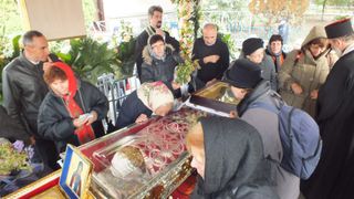 VIDEO - Pelerini în fața catedralei. Sf Parascheva, an special