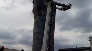 VIDEO - Accident teribil. T&acirc;năr mort &icirc;ntr-un siloz de cereale