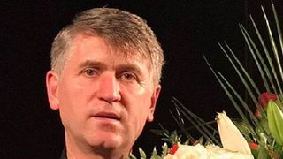 Cristian Pomohaci a îmbrăcat din nou veșmântul de preot și a aterizat tocmai în California! Solistul de muzică populară se află în turneu în America