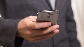 Povestea șocantă a unei adolescente. A fost spionată timp de 5 ani de către tatăl ei și filmată goală în baie