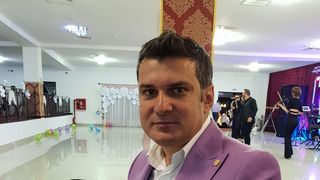 Reacția incredibilă a lui Adi de la Vâlcea după ce masca de protecție a devenit obligatorie în județul Vâlcea! La începutul pandemiei, manelistul a spus că nu crede în existența virusului!