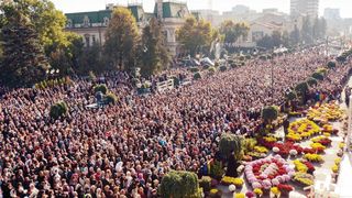 Proteste la Catedrala Mitropolitană din Iaşi împotriva restricţiilor impuse de autorităţi. Pelerinii au strigat "Duceţi-vă la diavol" şi "Jos dictatura"