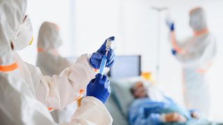 Olanda: O femeie a murit în urma reinfectării cu COVID-19. Specialiștii spun că pacienta a contractat 2 forme diferite ale virusului