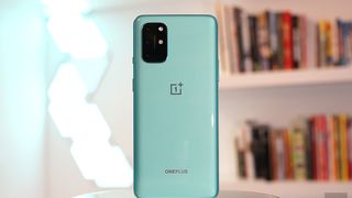 Cum arată noul telefon Oneplus 8T. Modelul a apărut la 24 de ore distanță de Iphone 12