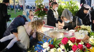 VIDEO - Sf Parascheva - proteste la moaște. Racla, păzită de jandarmi