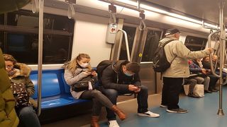 Accesul călătorilor &icirc;n staţiile de metrou  ar putea fi restricţionat pentru evitarea supraaglomerării