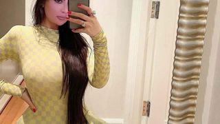 Jennifer Pamplona poz&acirc;nd &icirc;n oglindă