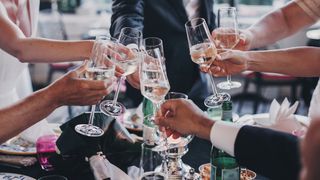 VIDEO - Mireasă cu coronavirus. Descinderi &icirc;n combinezoane