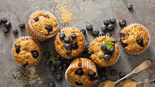 VIDEO - Studenți, afacere cu brioșe. Laborator cu fonduri europene