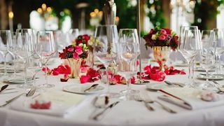 Constanţa: Restaurant amendat cu 3.000 de lei pentru o comemorare la care participau 60 de persoane