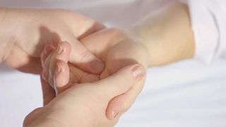 Coronavirusul supravieţuieşte nouă ore pe piele, de cinci ori mai mult dec&acirc;t gripa