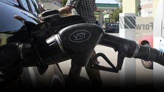 VIDEO|Un şofer neatent a plecat de la benzinărie cu tot cu pompa de carburant