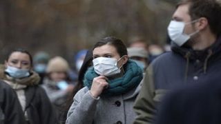 Un alt oraș mare din România intră în scenariul roșu! Toate școlile trec pe online, masca devine obligatorie peste tot