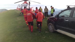 VIDEO - Salvamontișitii, intervenție dificilă cu elicopterul