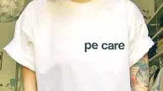 VIDEO - Greșeli gramaticale, corectate cu tricouri imprimate