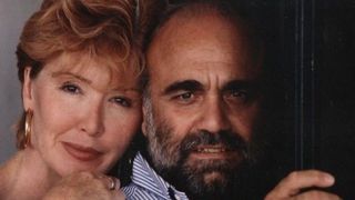 Fosta nevastă româncă a lui Demis Roussos a depus flori la mormântul vedetei: ”Pentru Demis, de ziua numelui Artemios!” FOTO