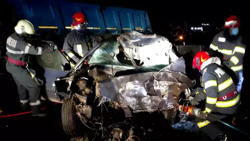 Accident tragic în Vaslui! Un tânăr a murit, după ce a intrat cu 180 km/h întru-un camion