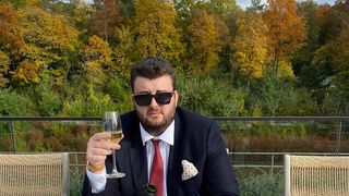 Prima reacție a lui Victoraș Micula după ultimul scandal cu poliția: ”Închin acest pahar tuturor ”invidioșilor” care se gândesc la mine non-stop!” FOTO