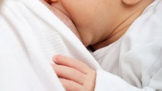 Imagini inedite cu o mămică alături de bebeluș la volan. Ce făcea șoferița