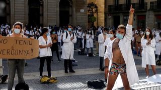 Spania: Medicii rezidenți și alți angajați ai sistemului sanitar s-au dezbrăcat în plină stradă și au protestat