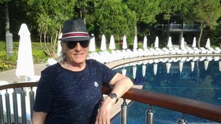 Prietenii au acoperit cu flori mormântul lui Mihai Constantinescu, la parastasul de un an al celebrului cântăreț! FOTO