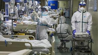 Ţara din Europa &icirc;nvinsă de COVID-19: Spitalele sunt pline, iar medicii infectaţi sunt chemaţi la lucru &icirc;n continuare