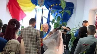 Are coronavirus! Primarul care oficia cununii fără să poarte mască de protecţie a declanșat un scandal uriaș