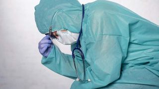 O asistentă medicală de doar 45 de ani, răpusă de coronavirus. Este al doilea caz &icirc;n c&acirc;teva zile