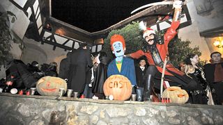 VIDEO - Halloween sub semnul întrebării la Bran. Petreceri anulate