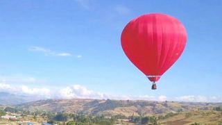 VIDEO - Românii, vacanțe inedite. Zbor cu balonul cu aer cald