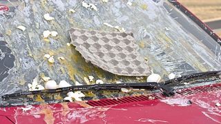 VIDEO - Bolidul de lux, atacat cu ouă. Atacator: Să-și facă omletă!