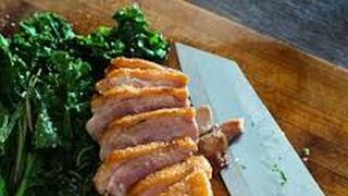 VIDEO - Piept de rață cu varză kale. O cină plină de nutrienți