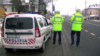 Un șofer băut a fost tras pe dreapta de polițiștii din Gorj. C&acirc;nd au văzut c&acirc;ți bani le oferă ca să &icirc;nchidă ochii, au rămas fără cuvinte