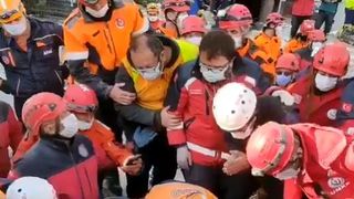 copil scos de sub dărâmături