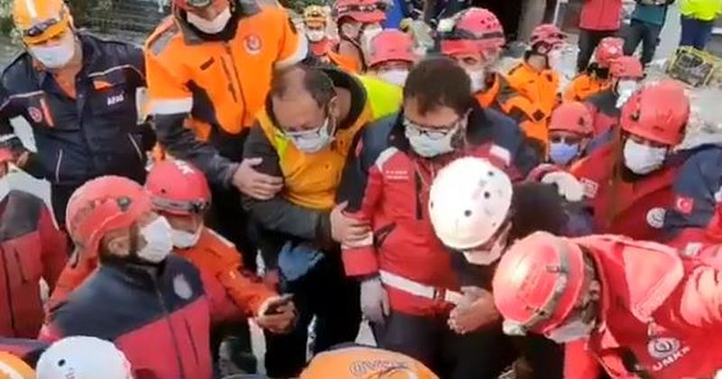 copil scos de sub dărâmături